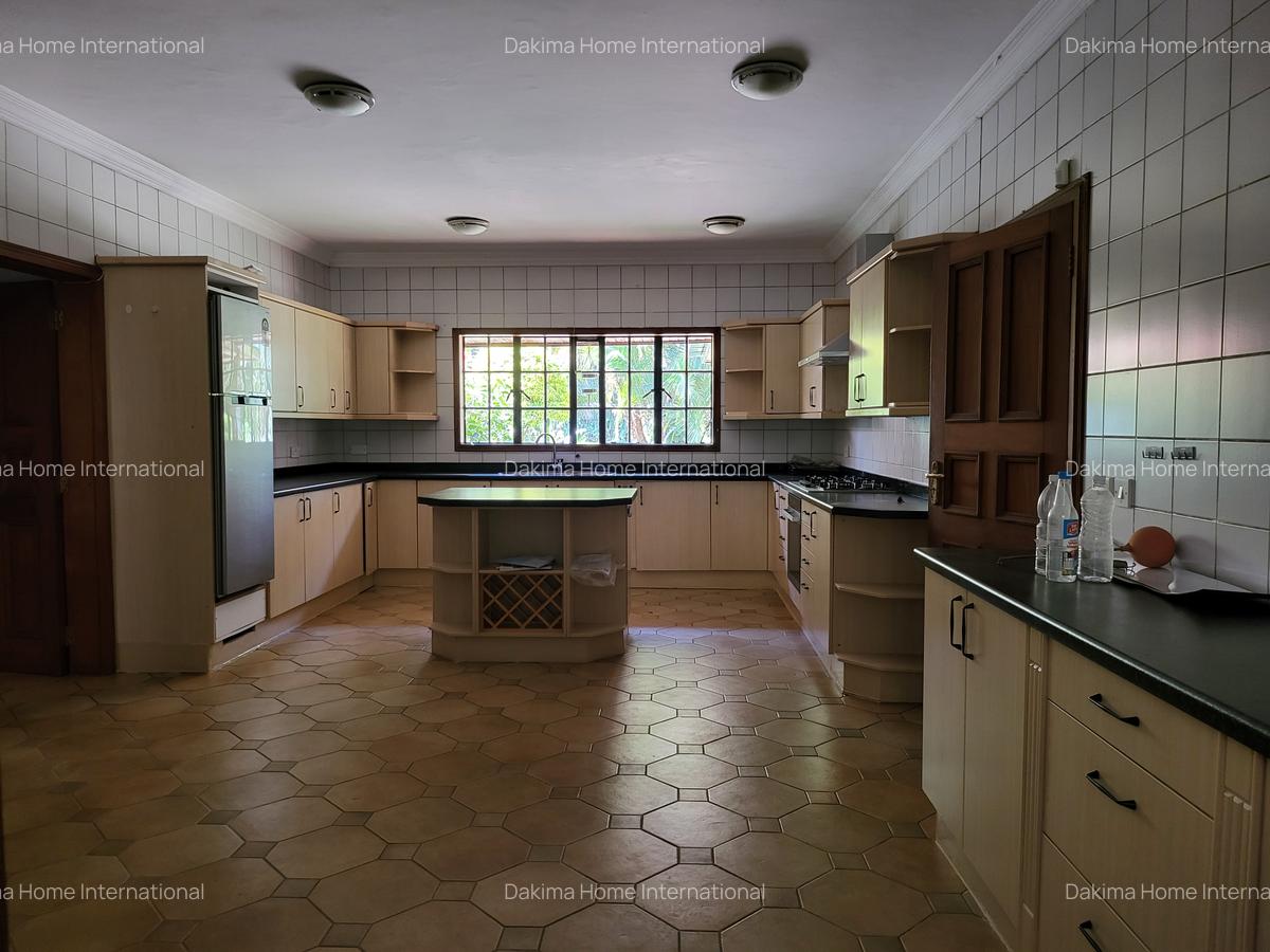 5 Bed House with En Suite in Runda - 3