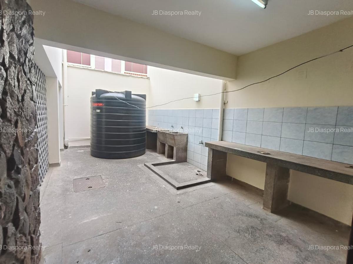 5 Bed Apartment with Staff Quarters at 2Nd Parklands - 15