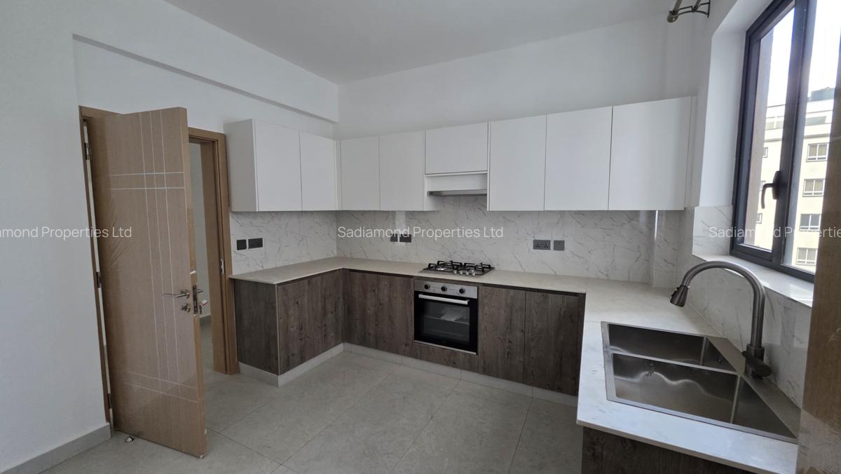 3 Bed Apartment with En Suite in Brookside - 2
