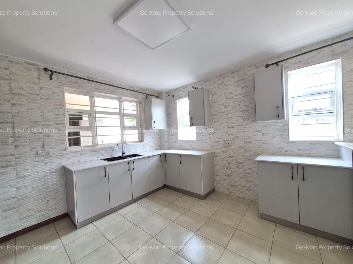 4 Bed House with En Suite in Thome - 11