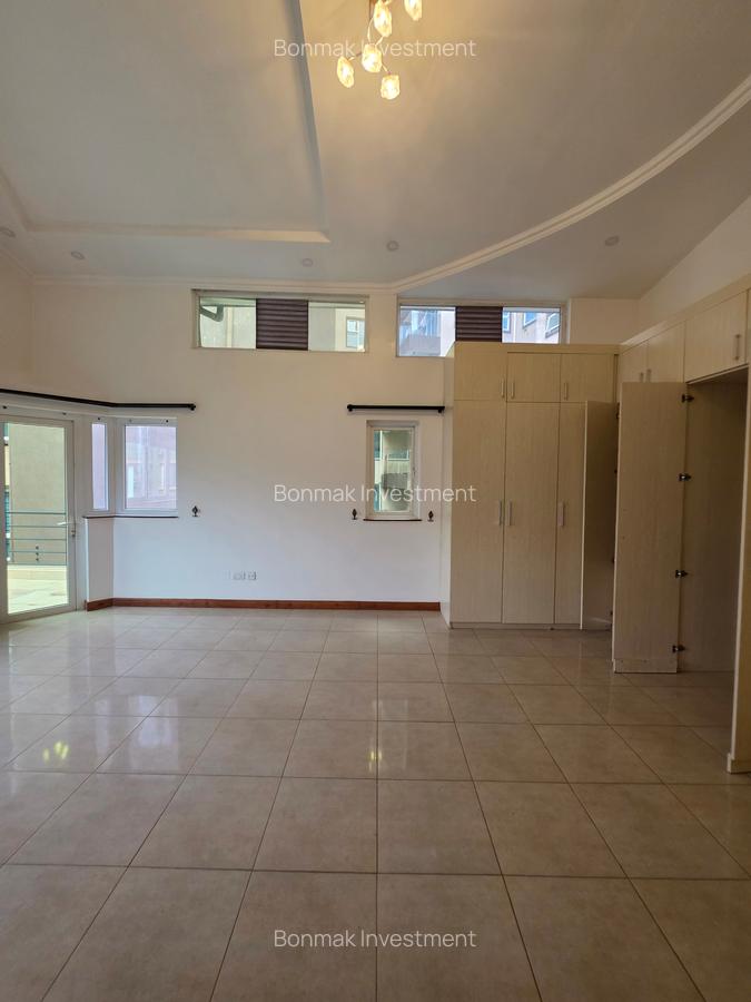 4 Bed Townhouse with En Suite at Riverside Drive - 10
