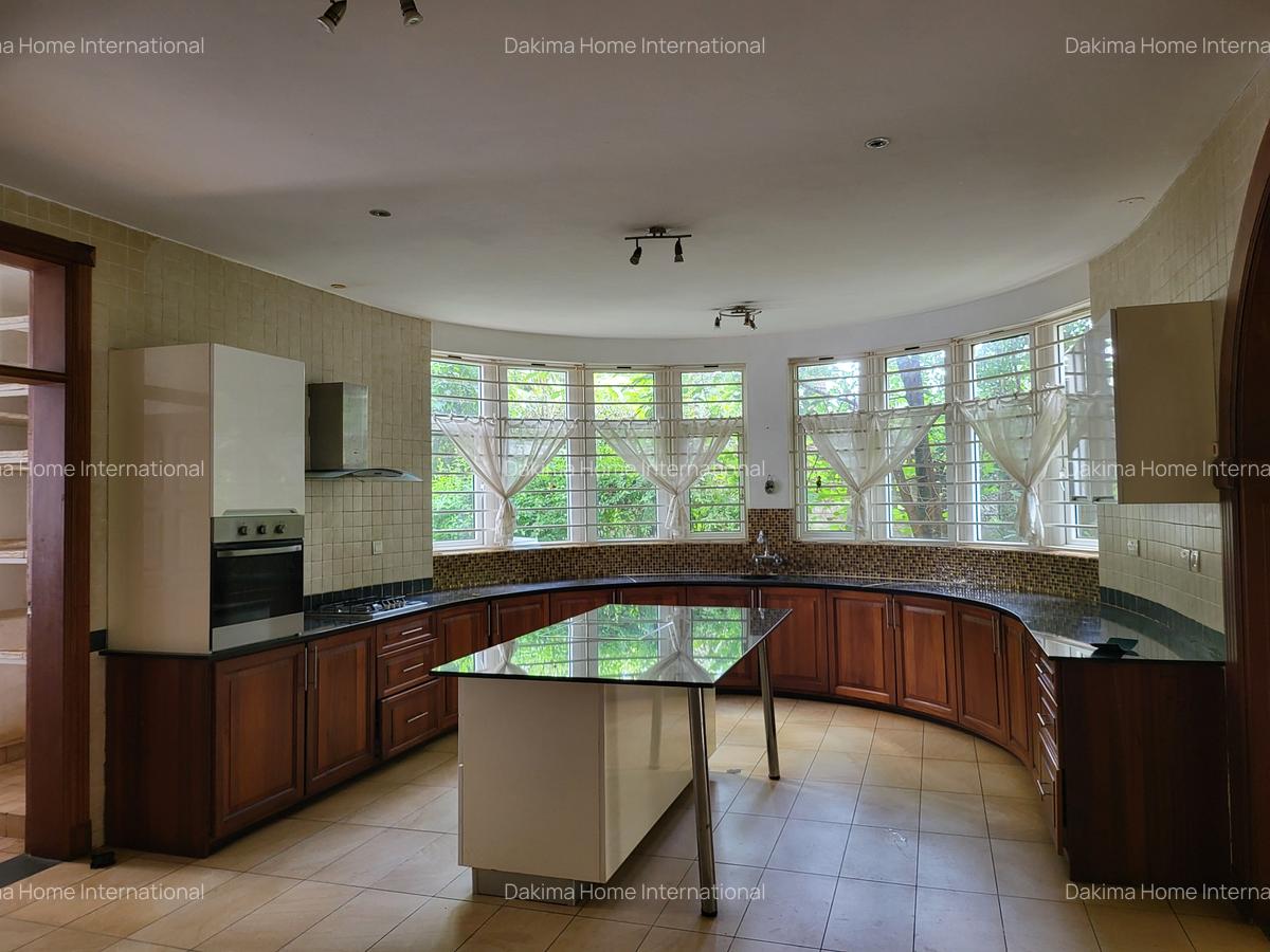 5 Bed Townhouse with En Suite in Rosslyn - 2
