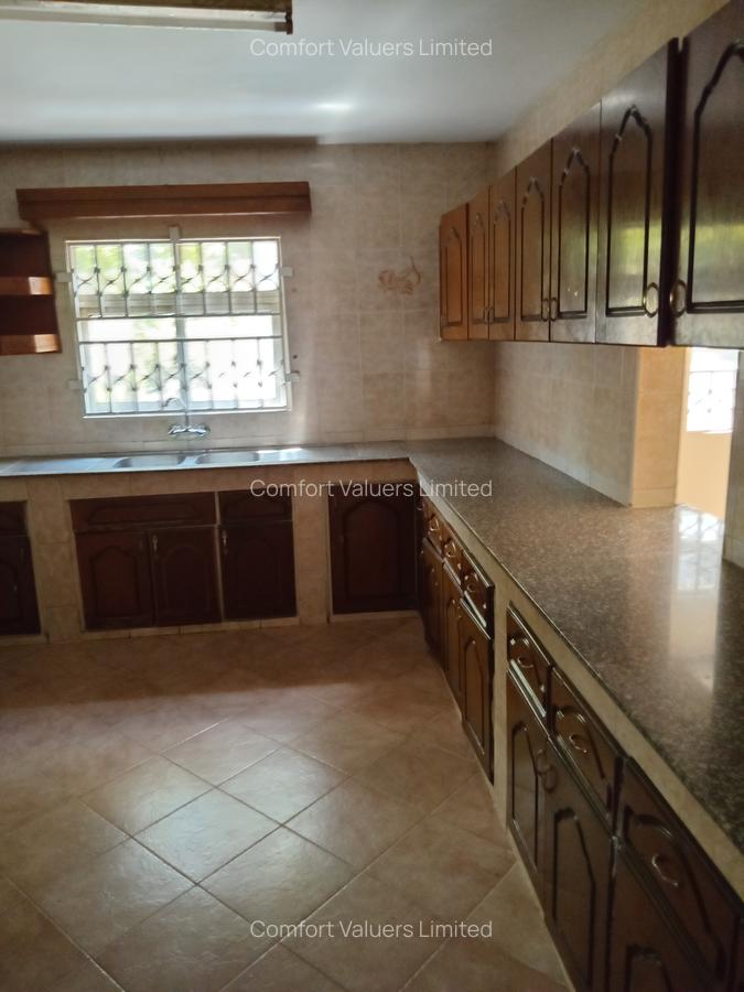 5 Bed Villa with En Suite at Lavington Green - 19