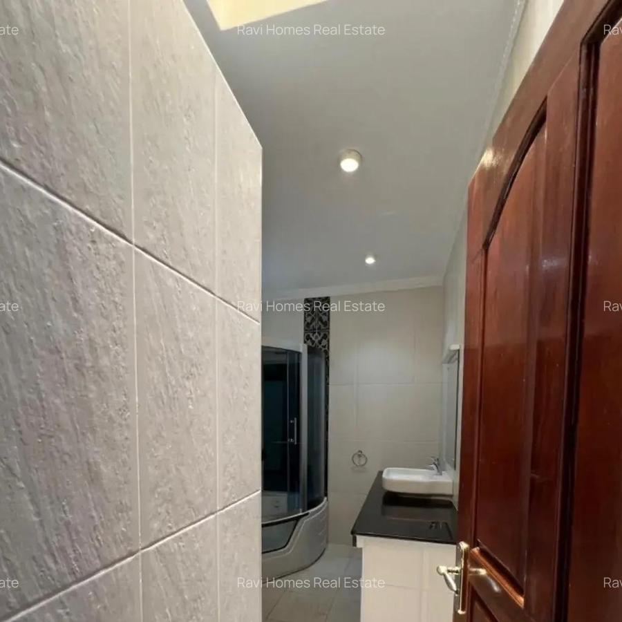 5 Bed Townhouse with En Suite in Kyuna - 12