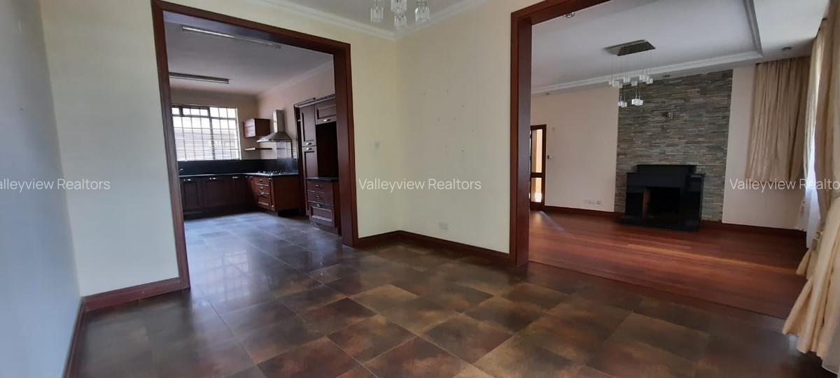 5 Bed Townhouse with En Suite at Lavington - 16