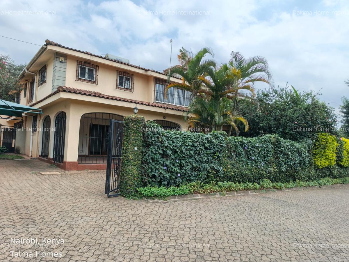 4 Bed Townhouse with En Suite in Brookside - 1