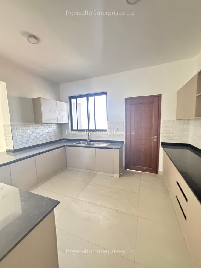 3 Bed Apartment with En Suite at Off Links Road - 7