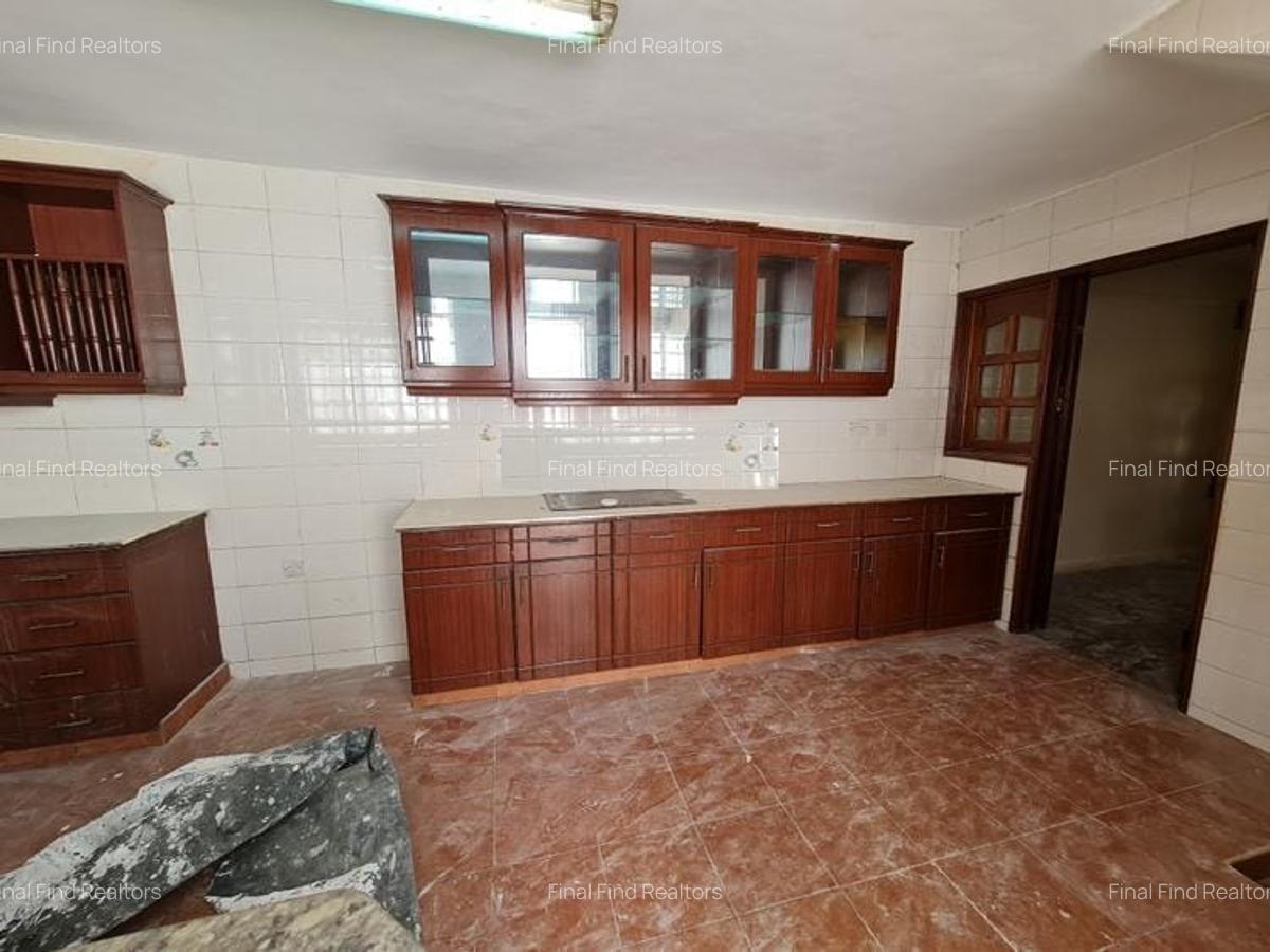 5 Bed Townhouse with En Suite in Westlands Area - 17