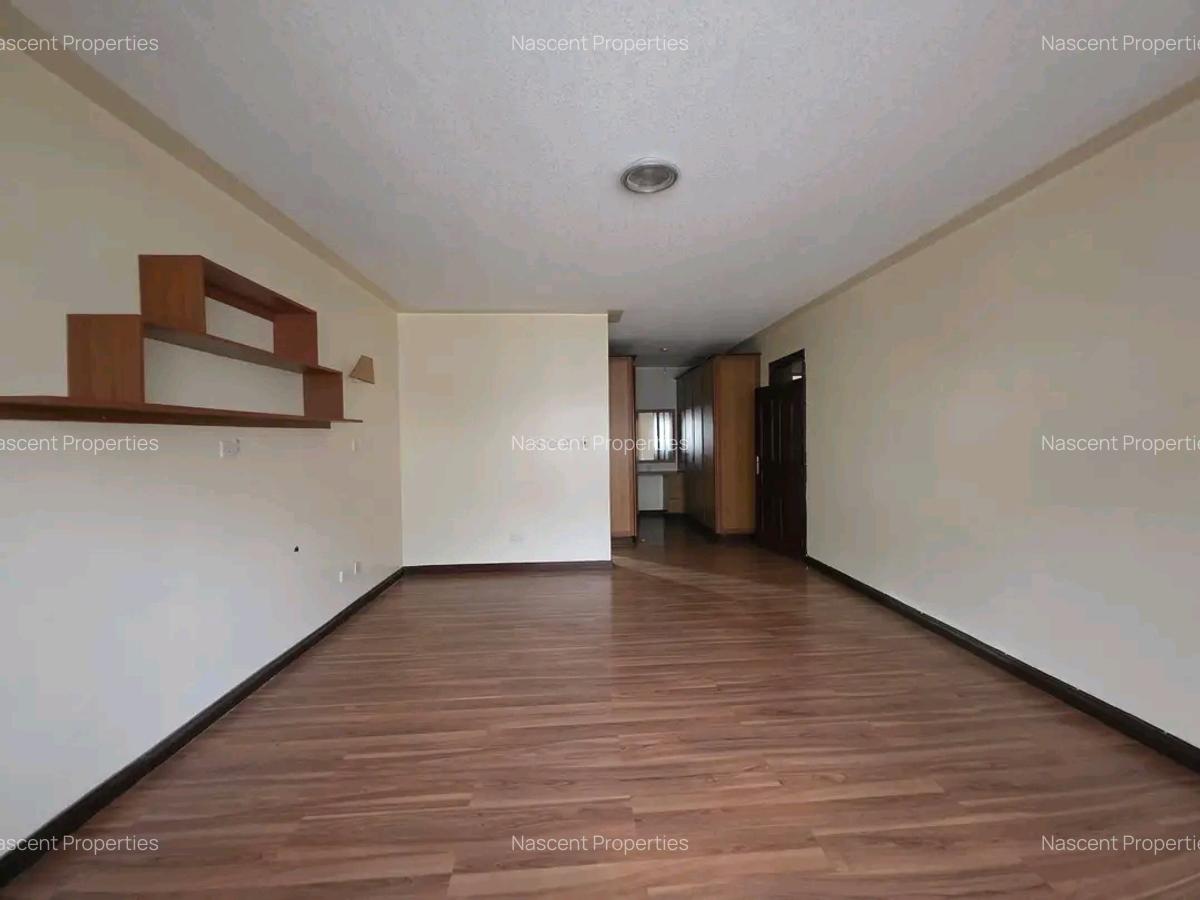 4 Bed House with En Suite at Grevillea - 8