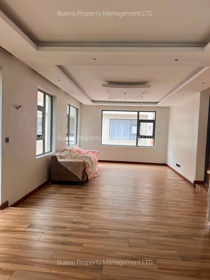 6 Bed Townhouse with Garden in Lavington - 2