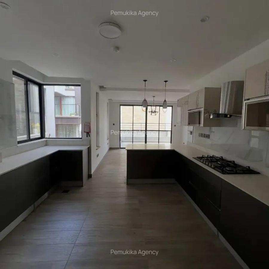 5 Bed Townhouse with En Suite in Lavington - 3
