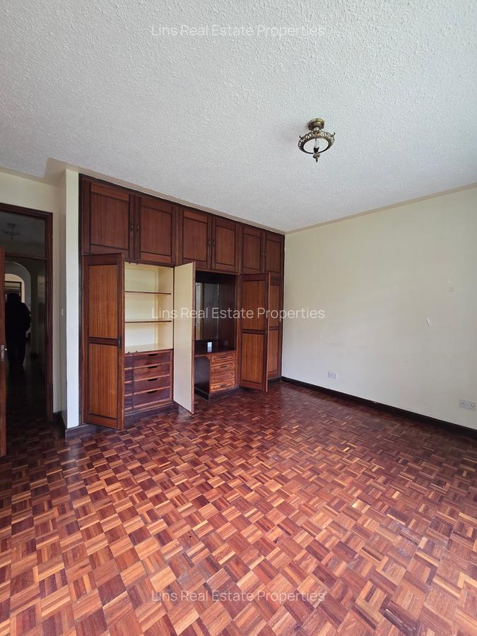 5 Bed House with En Suite in Runda - 20
