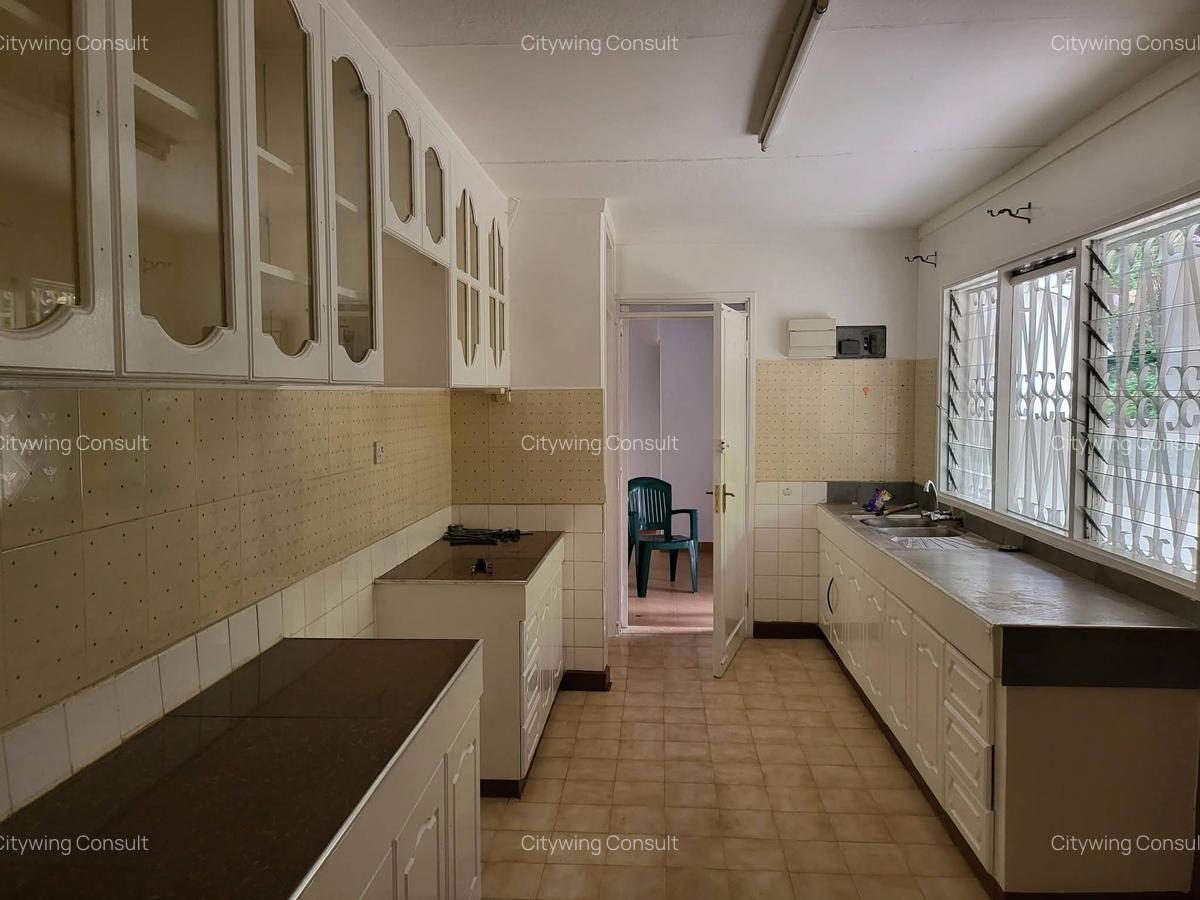 4 Bed House with En Suite at Crescent Road - 15
