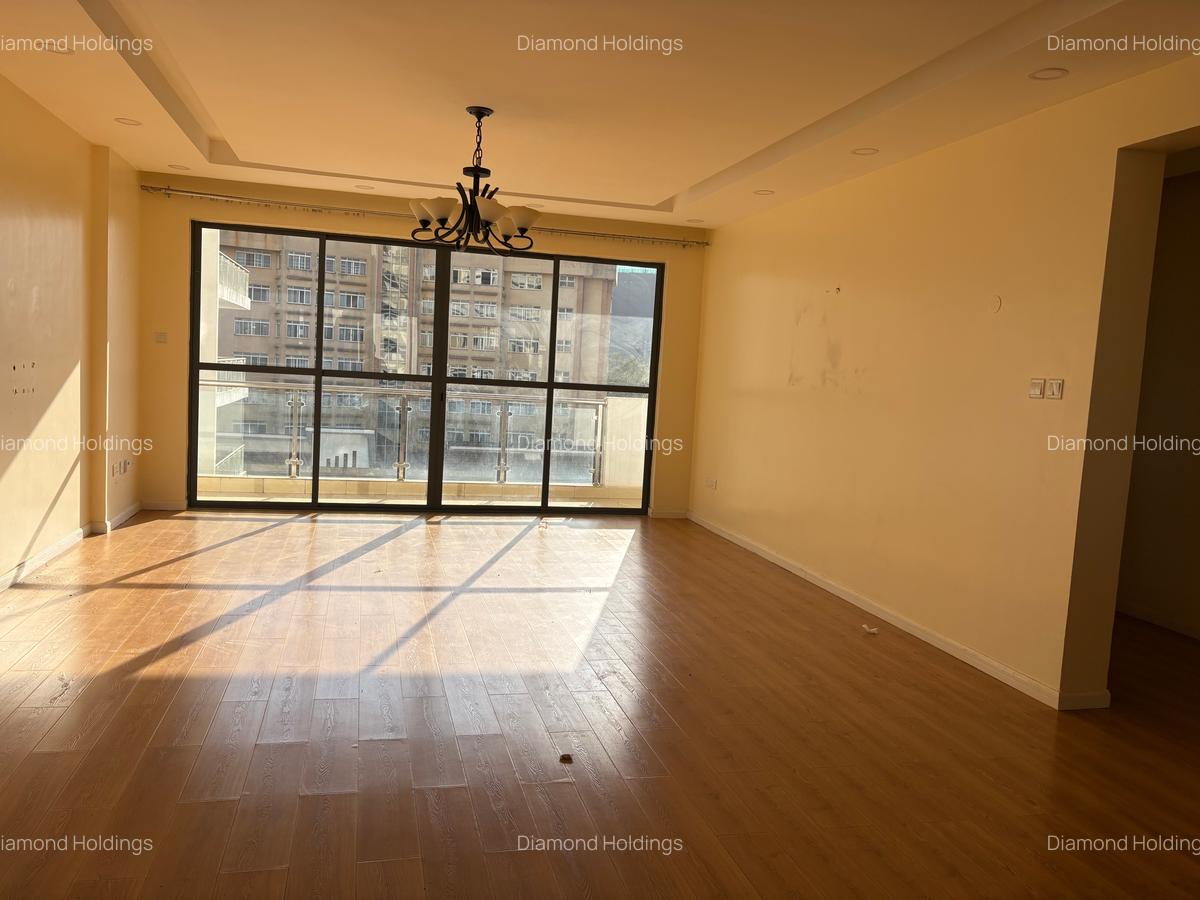 3 Bed Apartment with En Suite in Brookside - 6