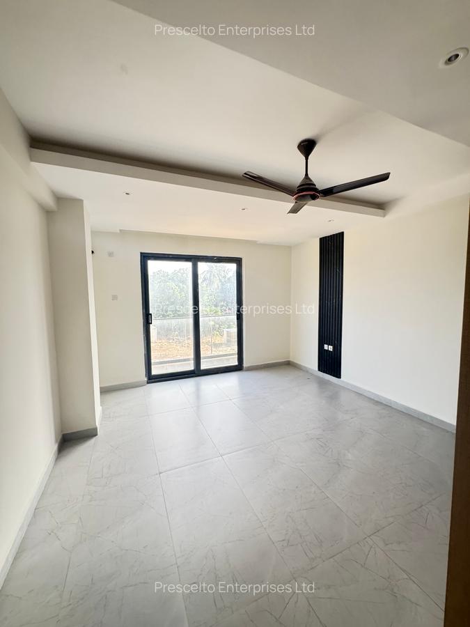 3 Bed Apartment with En Suite at Off Links Road - 10