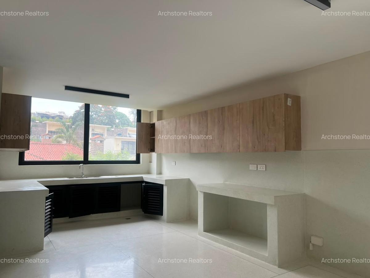 5 Bed Townhouse with En Suite in Brookside - 2