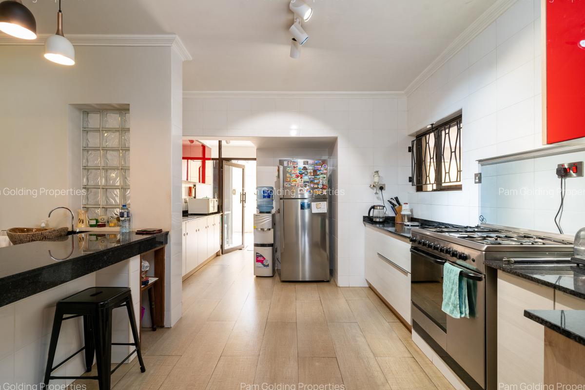 5 Bed Townhouse with En Suite at Muhoho Avenue - 4