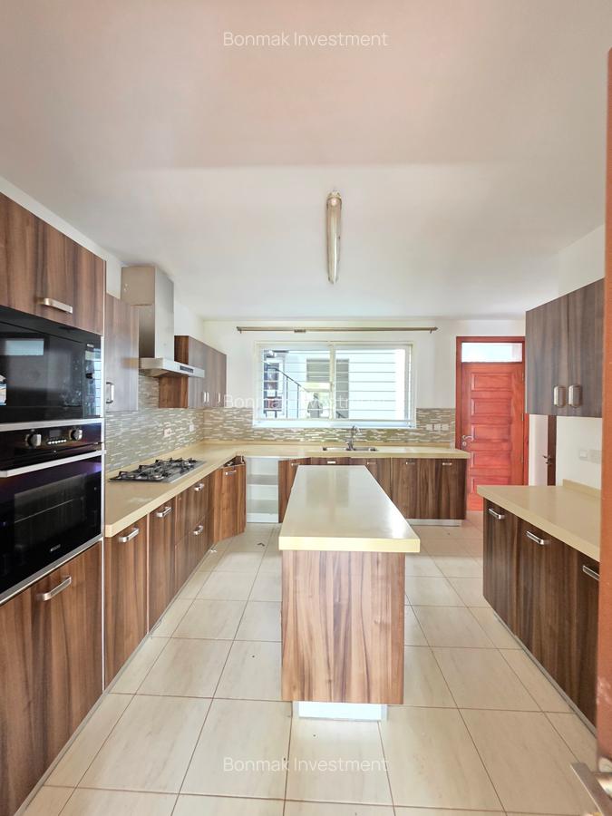 5 Bed Townhouse with En Suite at Lavington Green - 5
