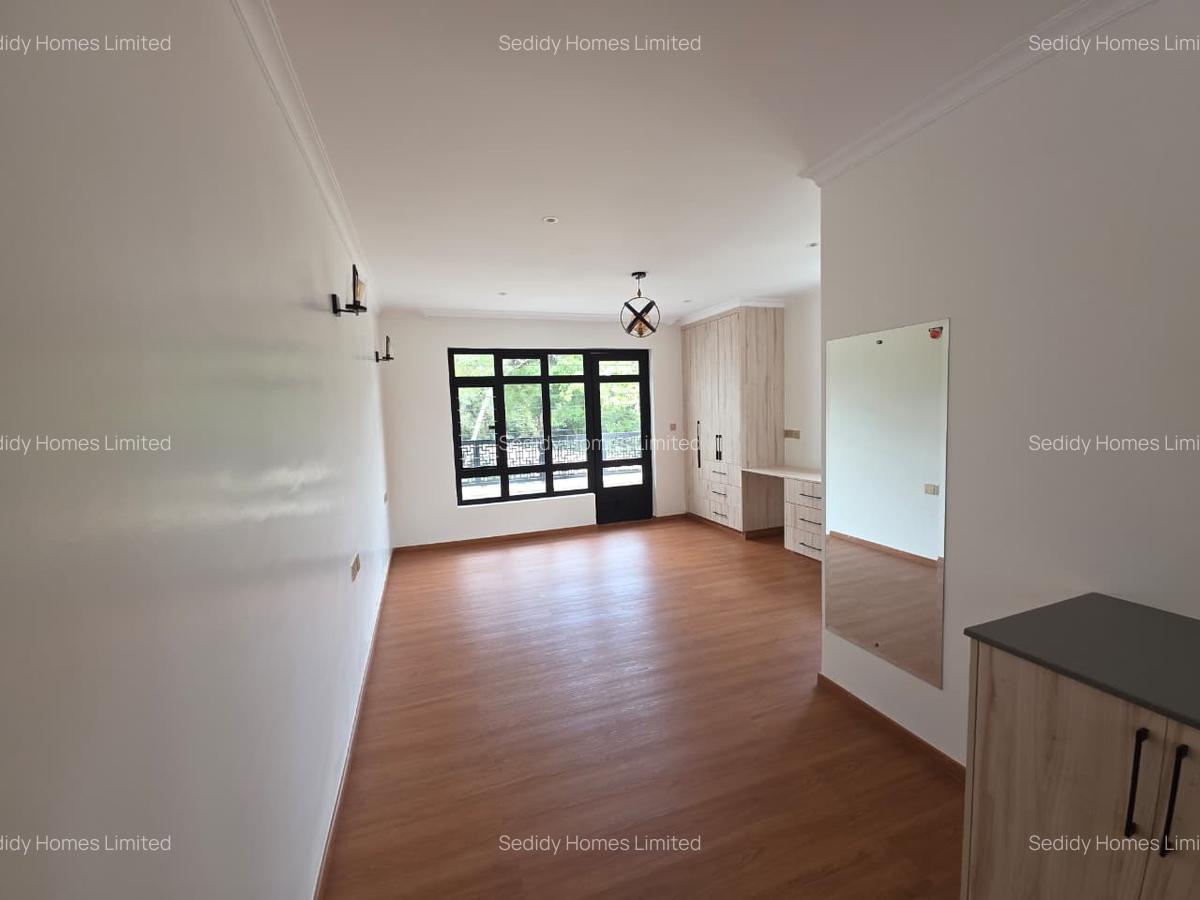 6 Bed House with En Suite in Runda - 16
