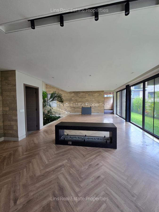 5 Bed Townhouse with En Suite in Brookside - 13