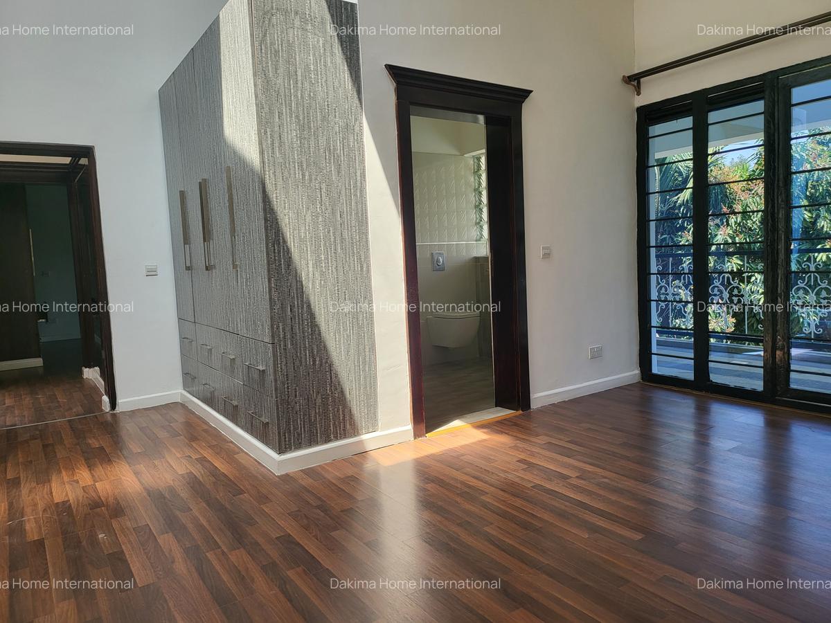 5 Bed House with En Suite in Runda - 16