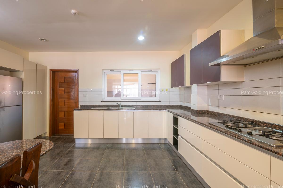 3 Bed Apartment with En Suite at School Lane - 4