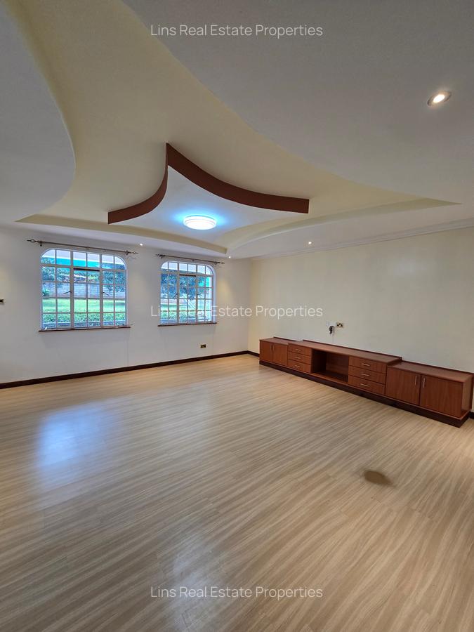 5 Bed House with En Suite in Runda - 14
