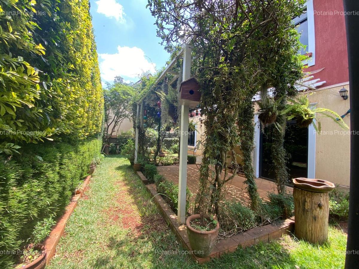 5 Bed Townhouse with En Suite in Lavington - 2