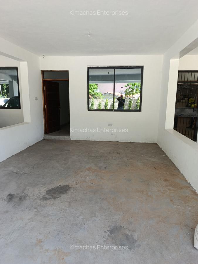 4 Bed Townhouse with En Suite at Links Road - 2