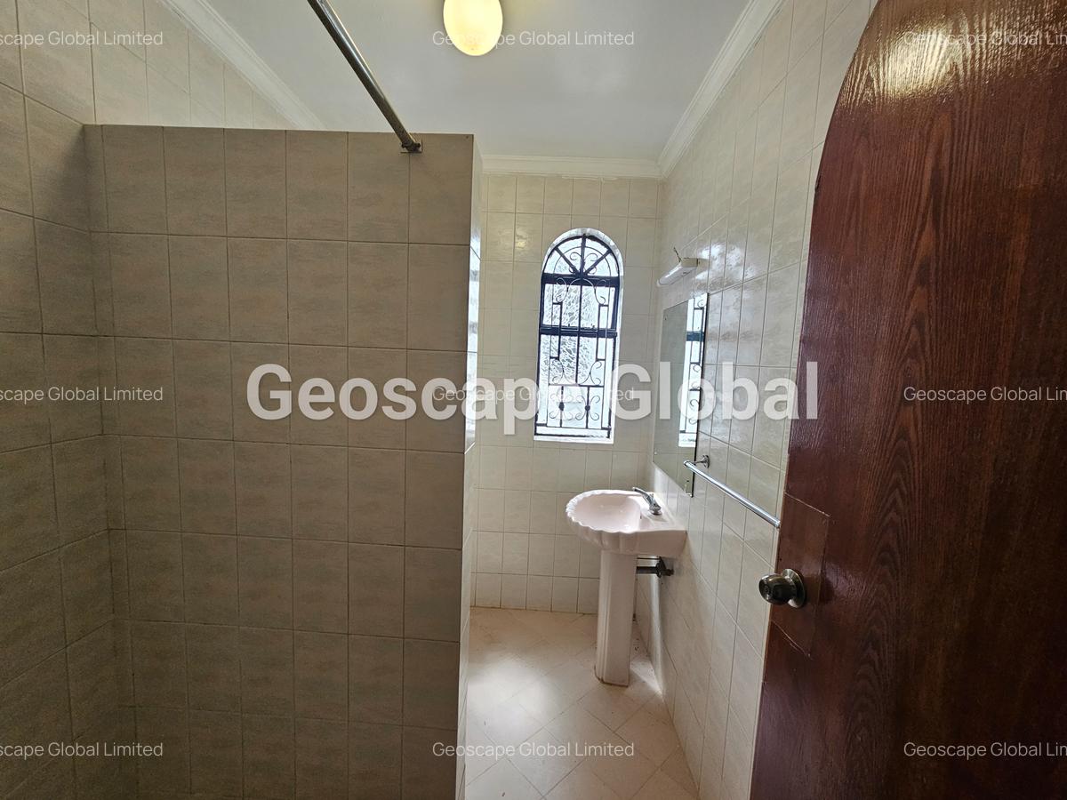 5 Bed House with En Suite in Riverside - 11