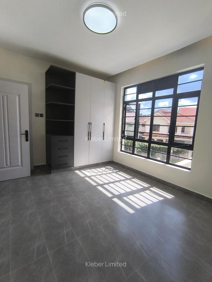 4 Bed House with En Suite at Membley - 14