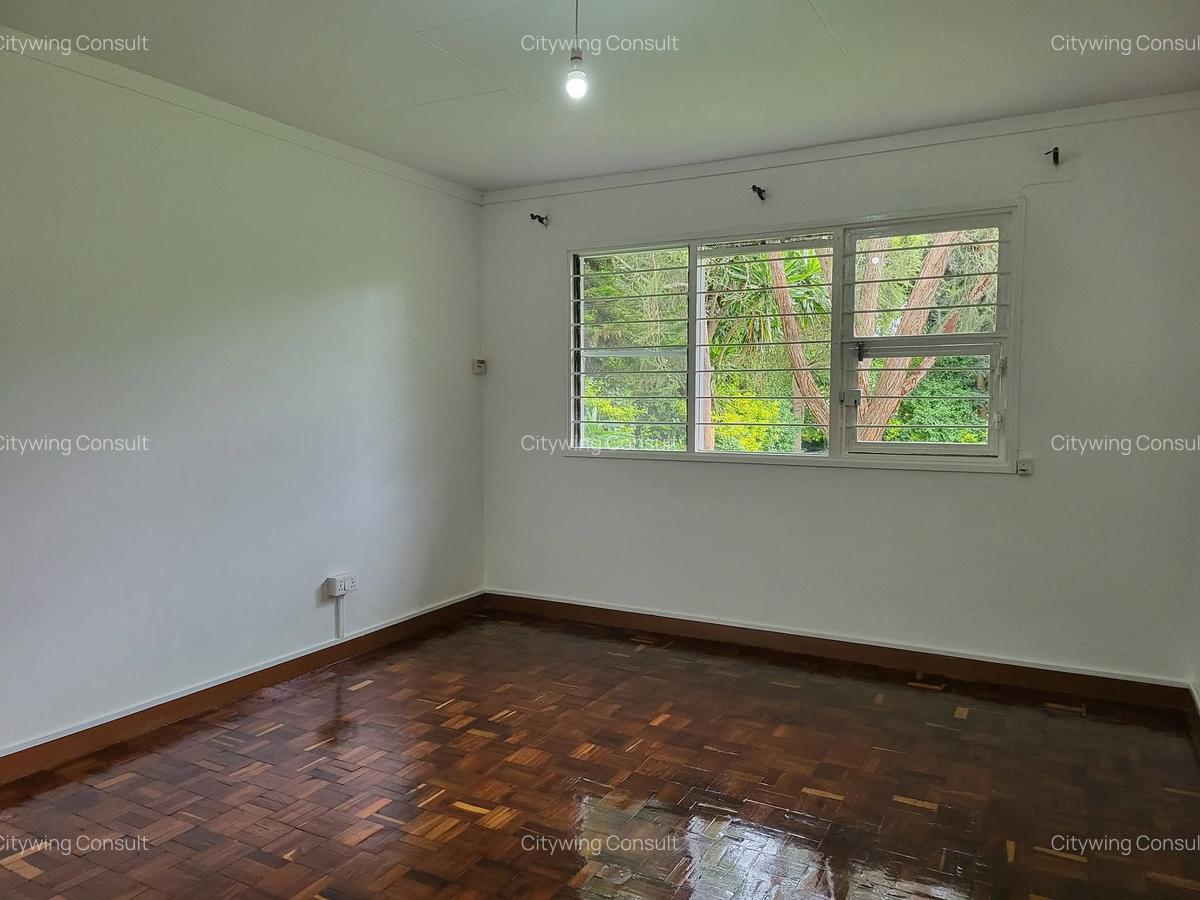 4 Bed House with En Suite at Crescent Road - 10