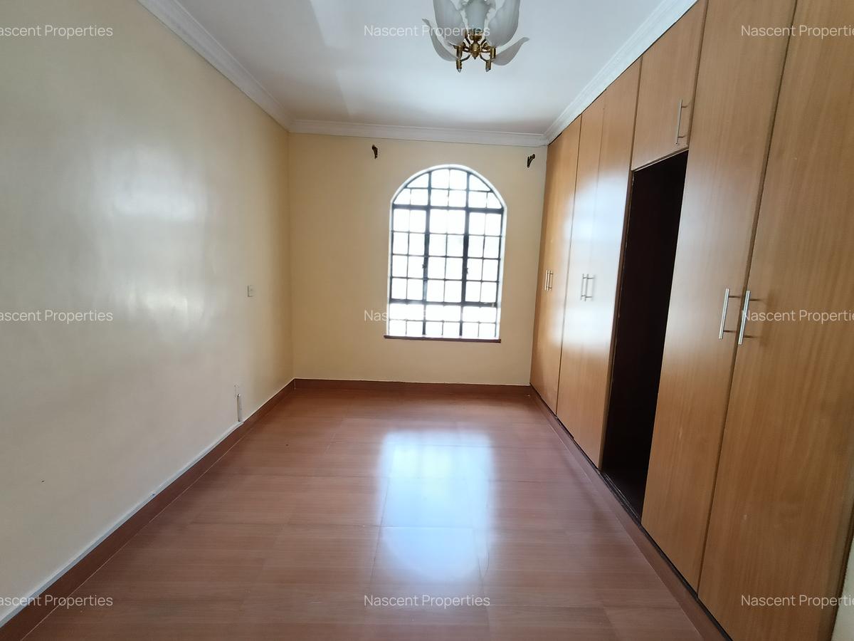 4 Bed House with En Suite in Ridgeways - 16