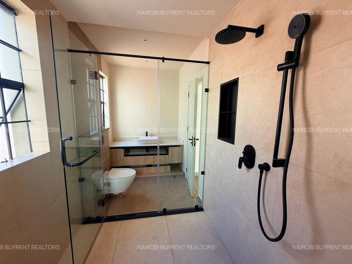 4 Bed Townhouse with En Suite in General Mathenge - 16