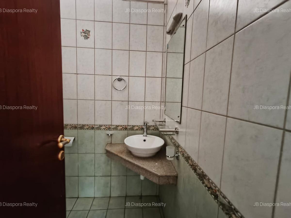 3 Bed Apartment with En Suite in Brookside - 18