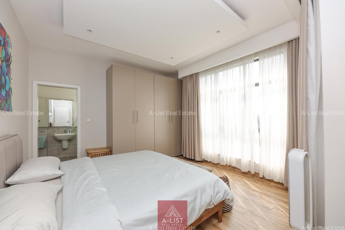 4 Bed Apartment with En Suite at Riverside Drive - 15
