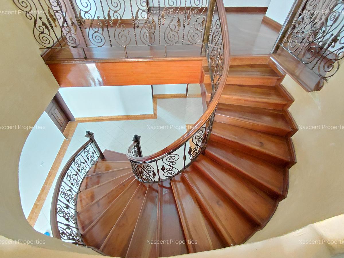 5 Bed House with En Suite in Runda - 12
