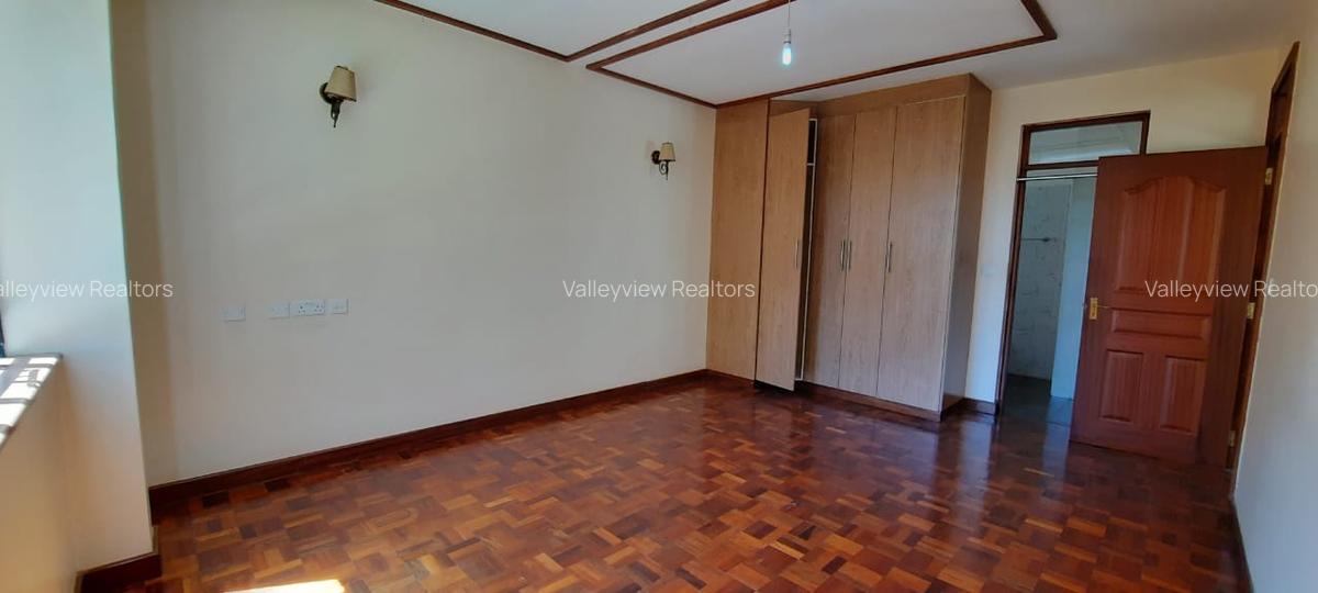 4 Bed Townhouse with En Suite at Lavington - 12
