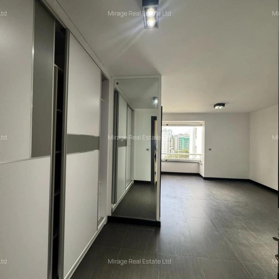 3 Bed Apartment with En Suite in Riverside - 10