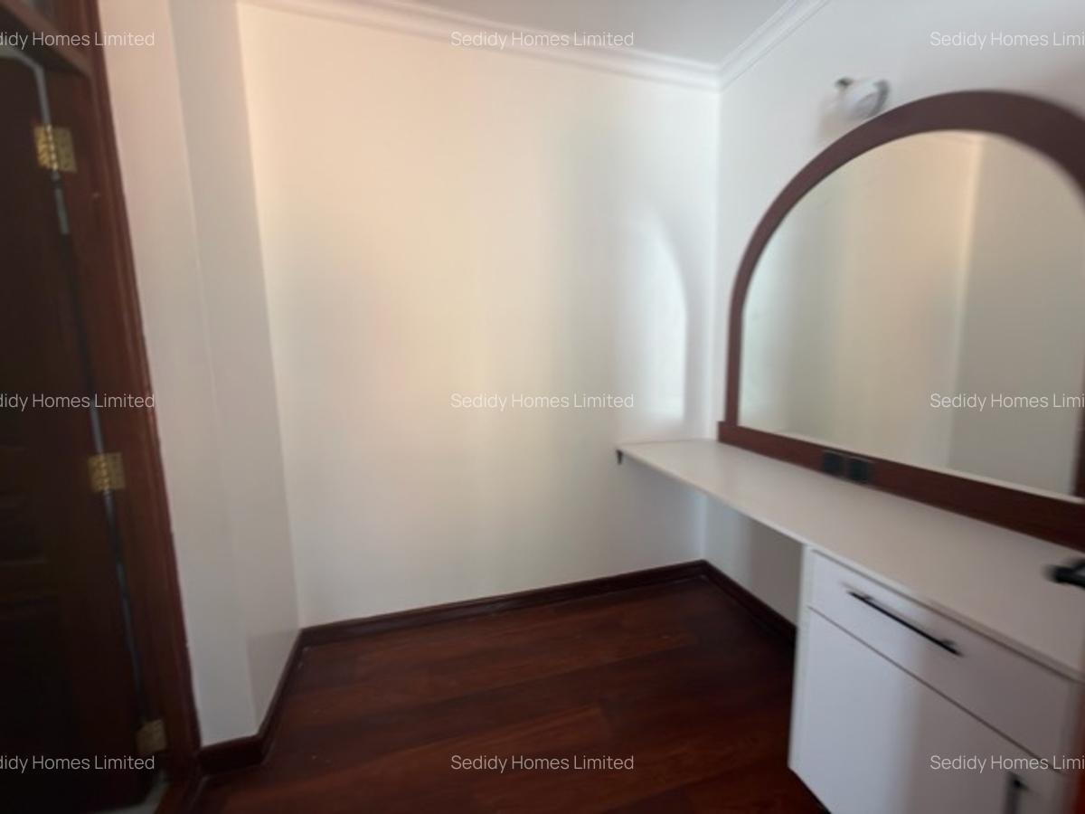 5 Bed House with En Suite in Ridgeways - 7