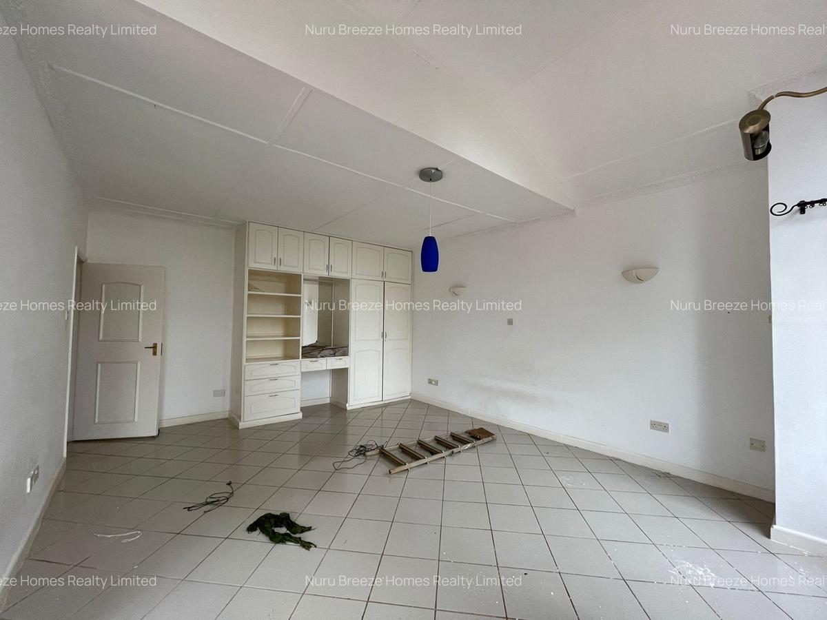 5 Bed House with En Suite in Runda - 19