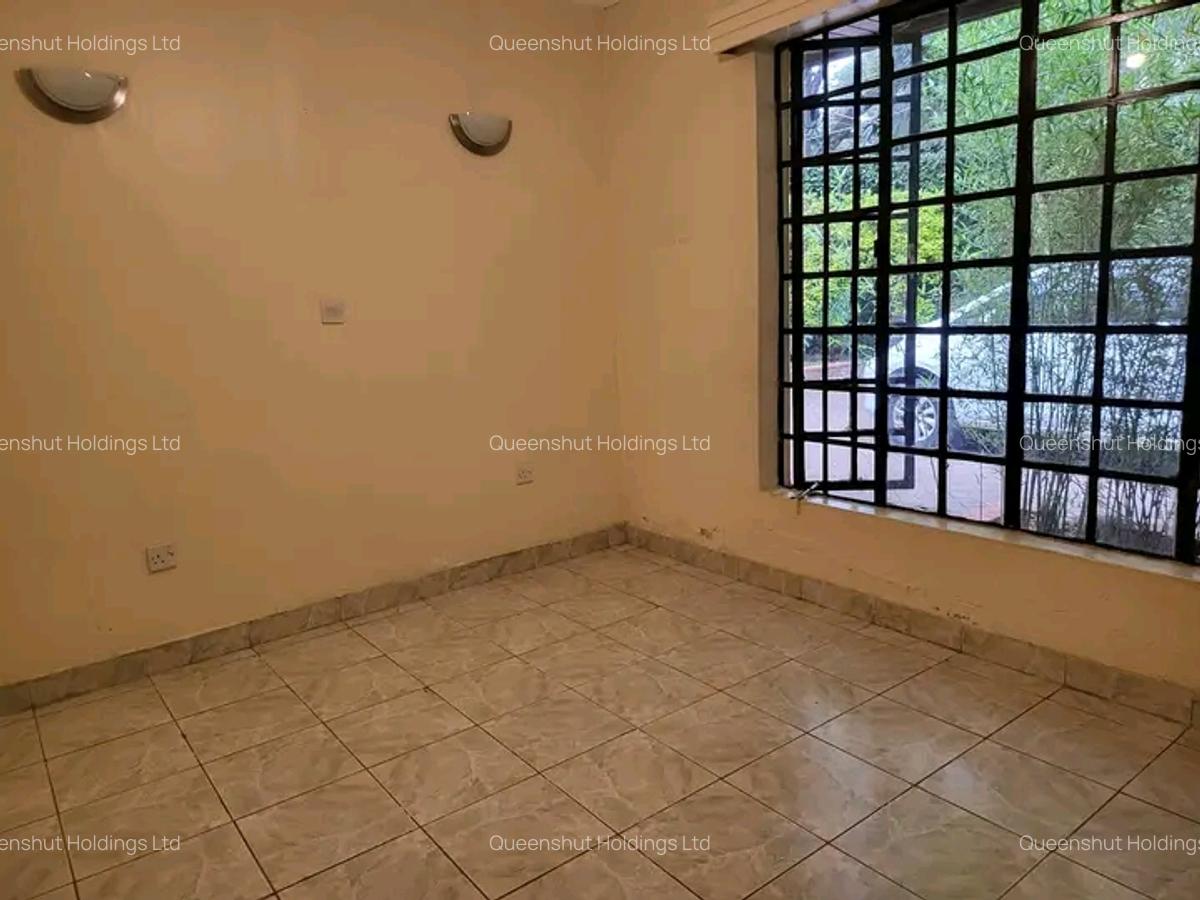 4 Bed House with En Suite at Loresho Crescent - 10