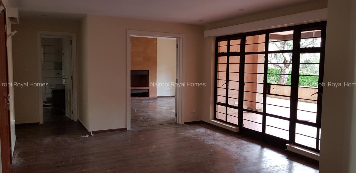 4 Bed Villa with En Suite at Rosslyn Lone Tree - 15
