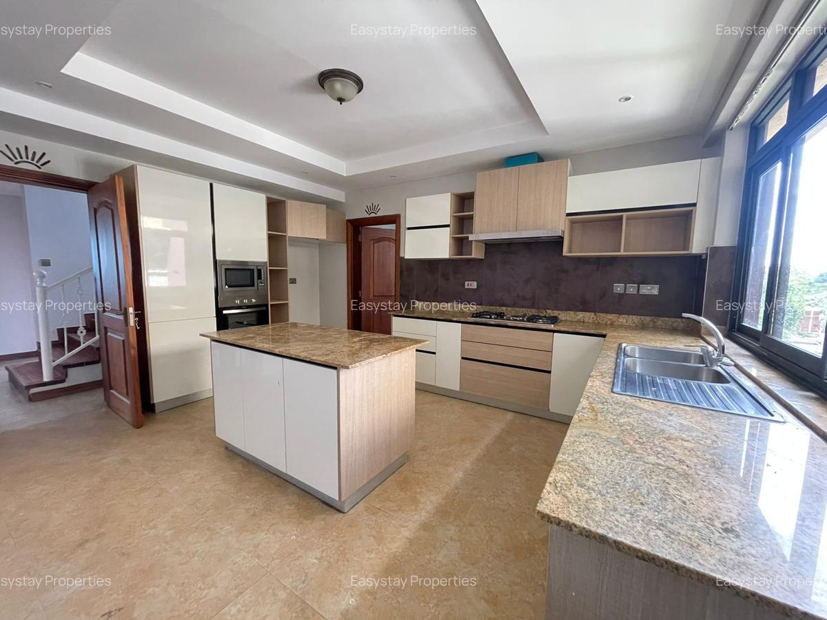 4 Bed Apartment with En Suite in Riverside - 18