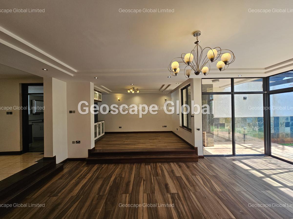 5 Bed House with En Suite in Lavington - 1