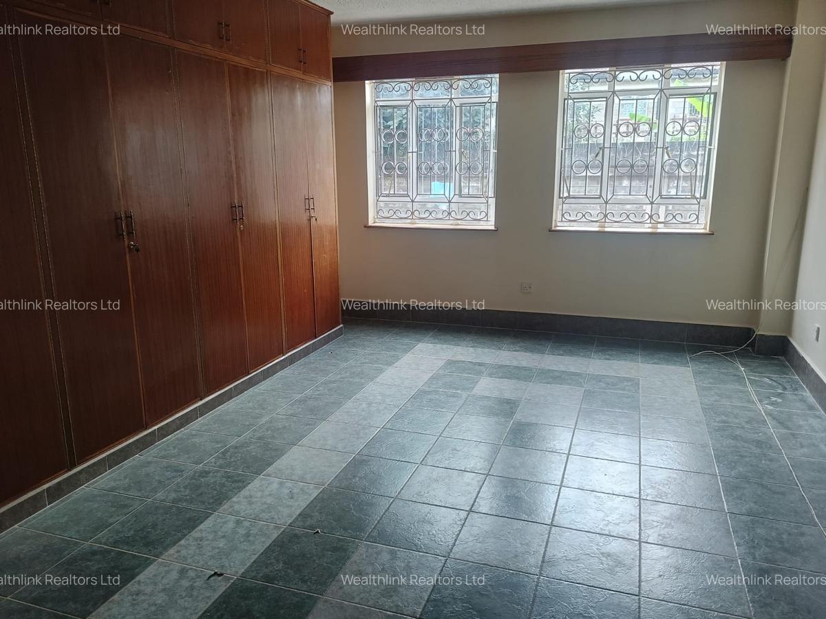 5 Bed House with En Suite at Nyari - 12
