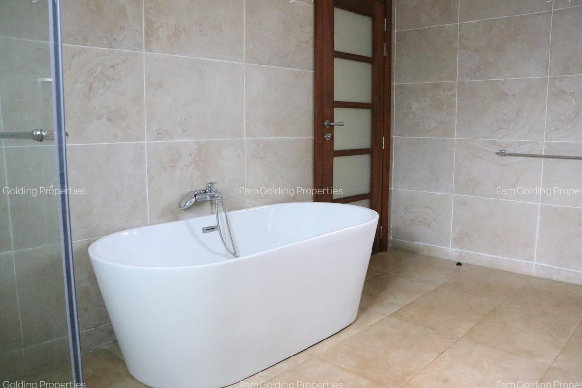 5 Bed Villa with En Suite in Runda - 14