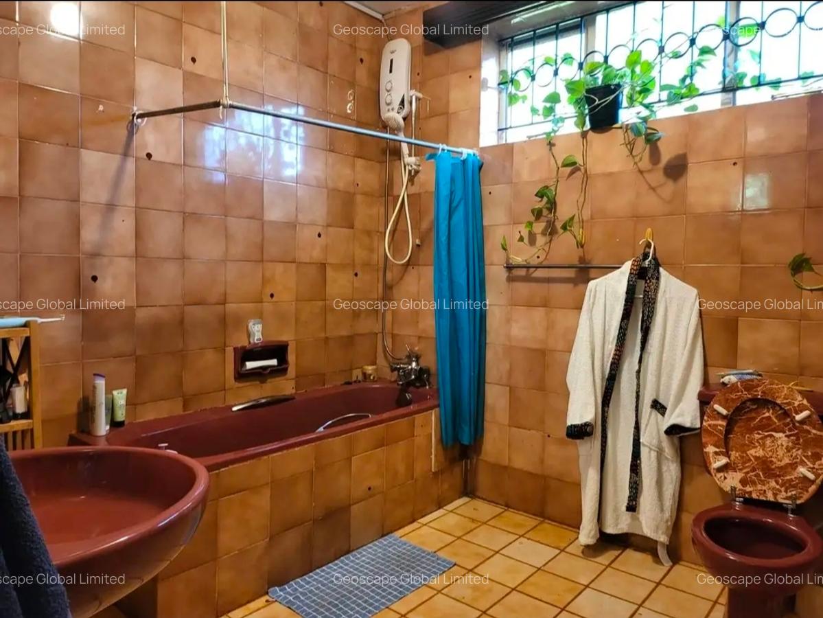 5 Bed House with En Suite in Nyari - 3