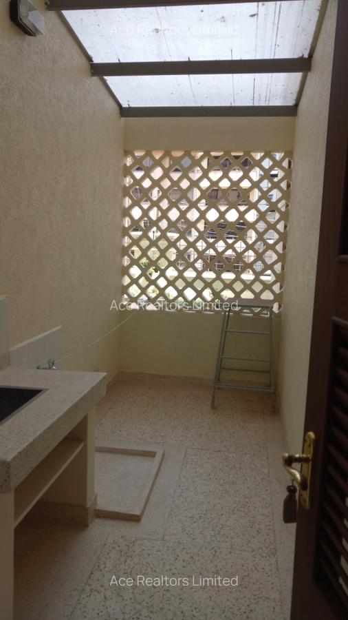 3 Bed Apartment with En Suite at Parklands - 10