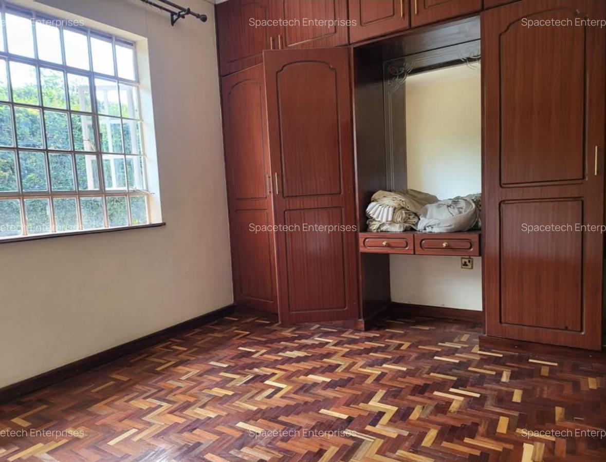 5 Bed House with En Suite in Runda - 12